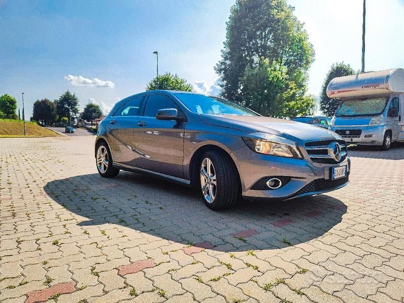 Usata Mercedes A180 122 CV (89 kW) 2014 Grigio Berlina