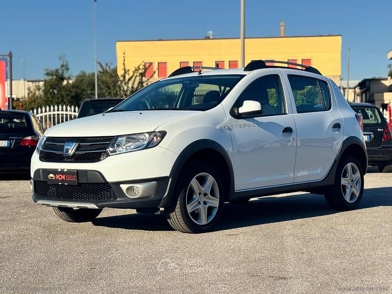 Bianco Usata 2014 Dacia Sandero Stepway Due volumi | 7500 € (Buon prezzo) - Immagine 1/4