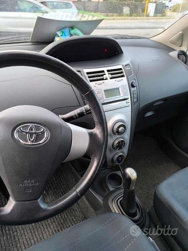 Usata Toyota Yaris Sol 90 CV (66 kW) 2007 Grigio Utilitaria