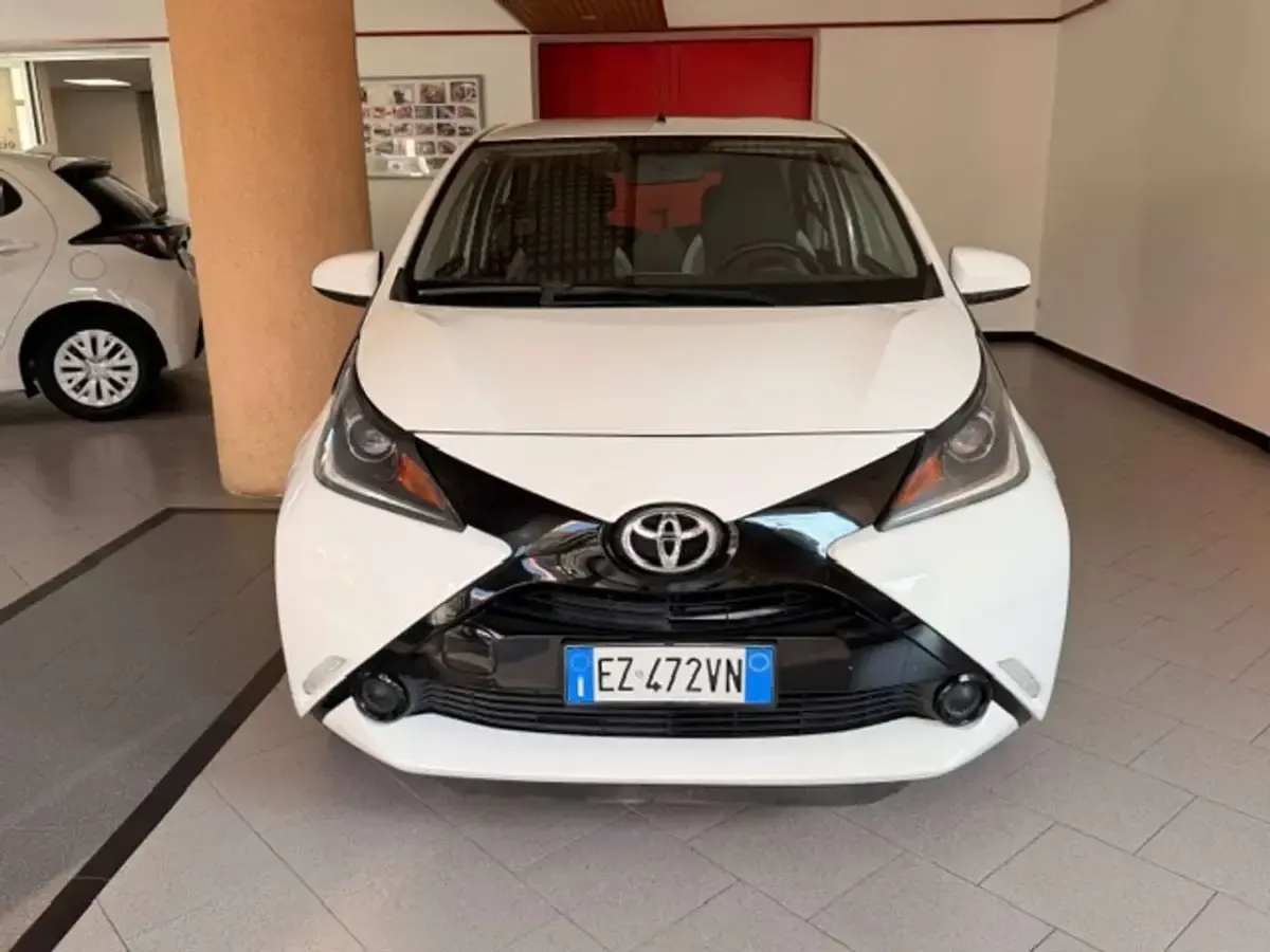 Usata Toyota Aygo X-play 69 CV (50 kW) 2015 Bianco Utilitaria