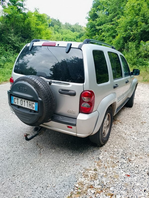 Usata Jeep Cherokee 163 CV (119 kW) 2005 Grigio SUV