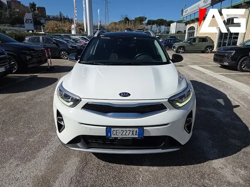 Usado Kia Stonic Style 120 CV (88 kW) 2021 Blanco SUV