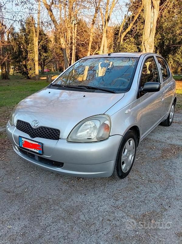 Usata Toyota Yaris 2001 Grigio Berlina