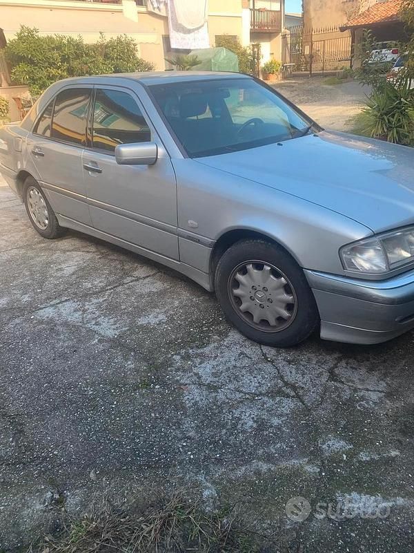 Usata Mercedes 200 1999 Grigio Berlina