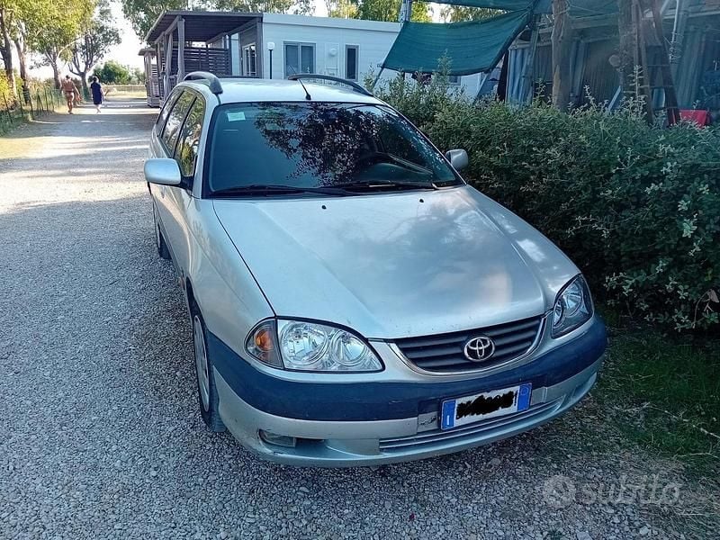 Usata Toyota Avensis 110 CV (80 kW) 2001 Grigio Station wagon