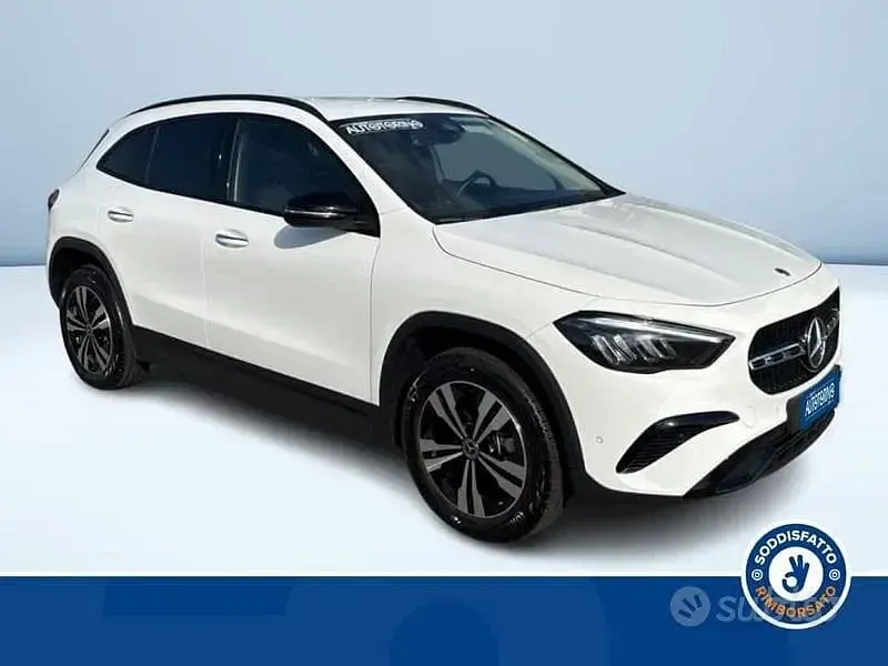 Usata Mercedes GLA180 Advanced Plus 116 CV (85 kW) 2024 Bianco pastello SUV