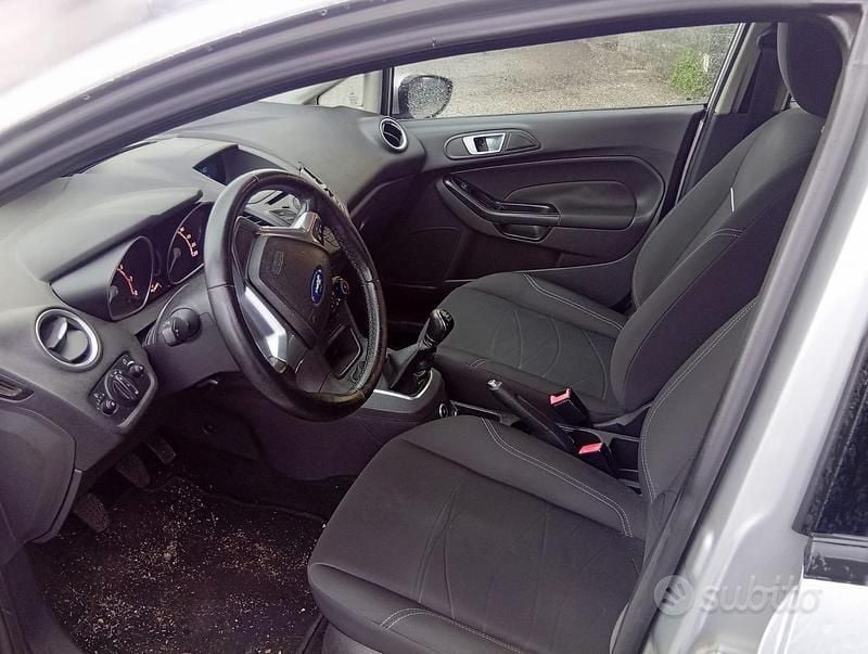 Usata Ford Fiesta 97 CV (71 kW) 2013 Grigio Berlina