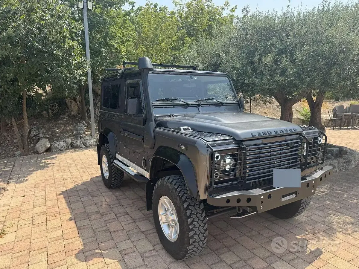 Usata Land Rover Defender 122 CV (89 kW) 2010 Grigio Station wagon