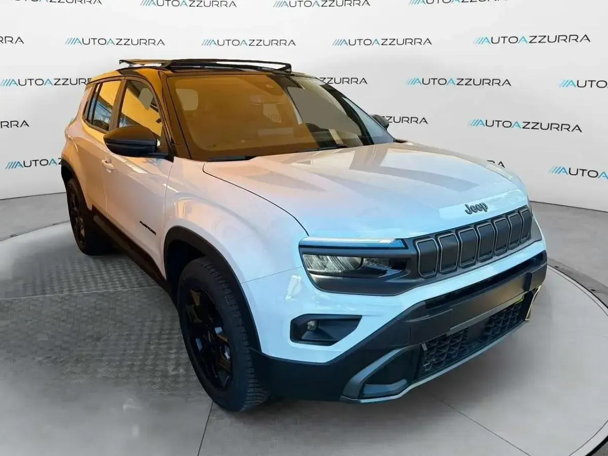 Nuova Jeep Avenger 145 CV (106 kW) 2025 Snow / tetto volcano SUV