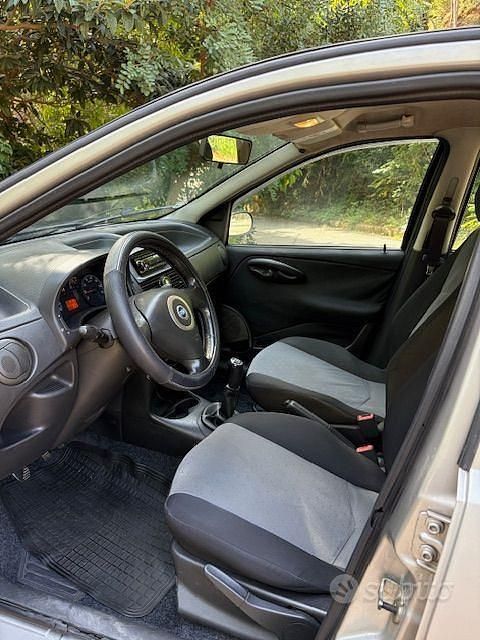 Usata Fiat Punto Dynamic 69 CV (50 kW) 2005 Grigio Utilitaria