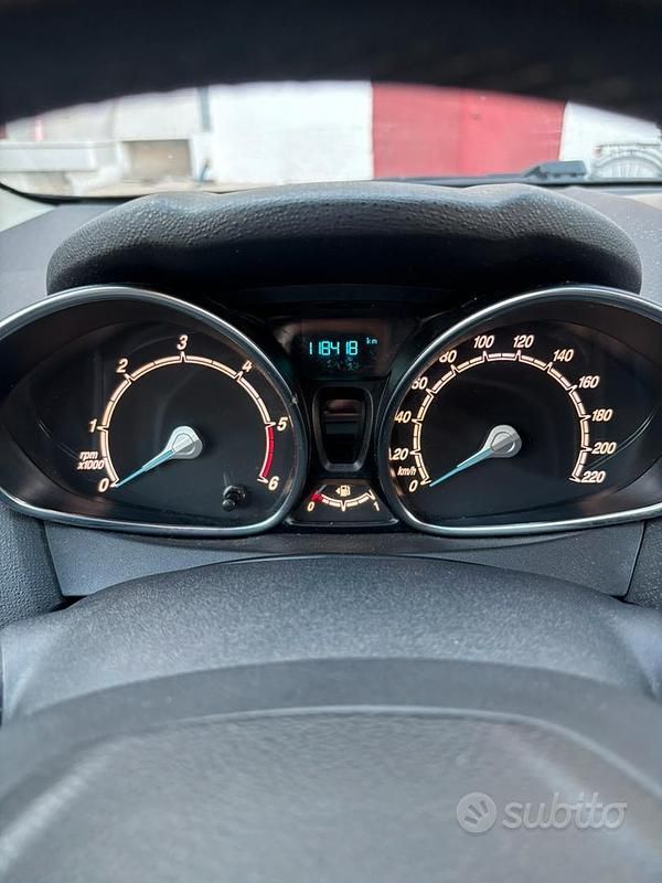 Usata Ford Fiesta 75 CV (55 kW) 2015 Nero Berlina