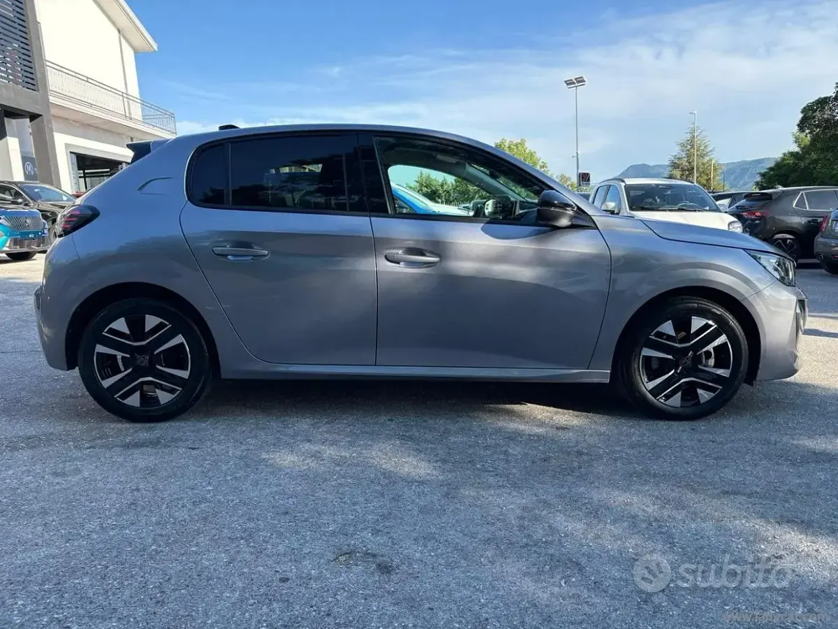 Usata Peugeot 208 Allure 102 CV (75 kW) 2024 Grigio Utilitaria