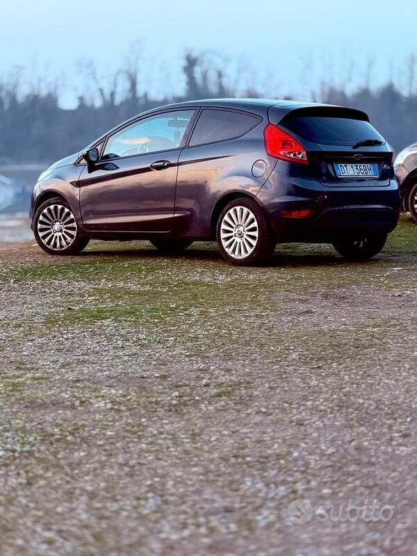 Usata Ford Fiesta 82 CV (60 kW) 2009 Blu Utilitaria
