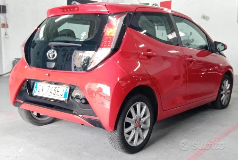Usata Toyota Aygo X-cite 69 CV (50 kW) 2014 Rosso Utilitaria