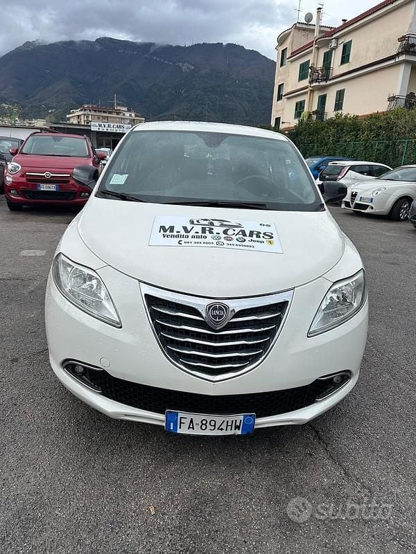 Usata Lancia Ypsilon Platinum 69 CV (50 kW) 2015 Bianco Utilitaria