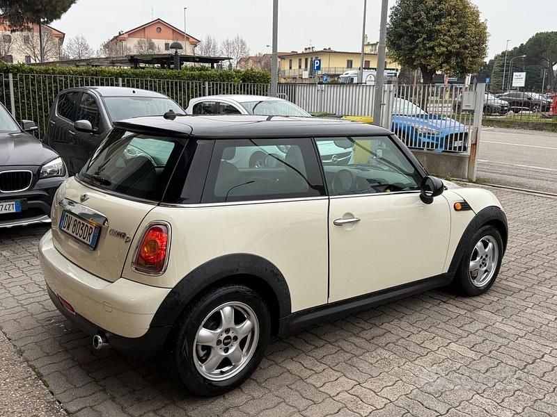 Usata Mini Cooper D Chili 108 CV (79 kW) 2009 Beige Utilitaria