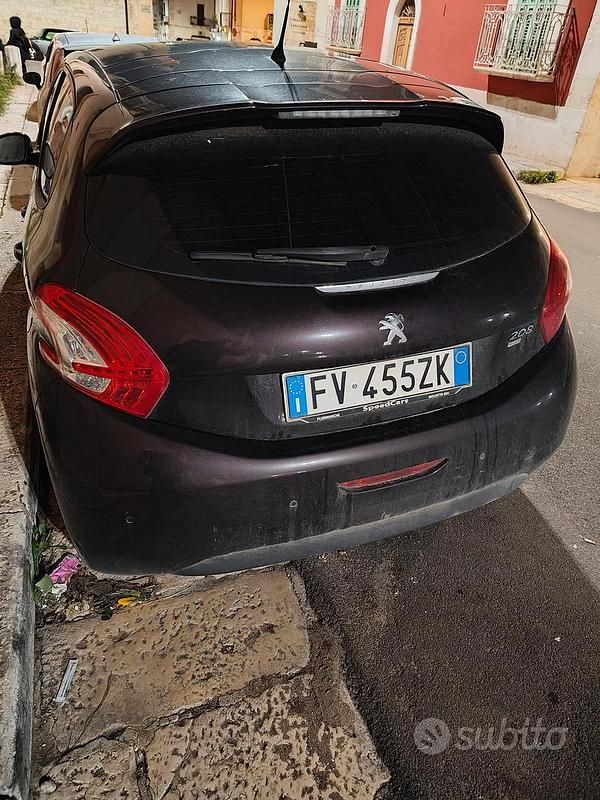 Usata Peugeot 208 68 CV (50 kW) 2015 Marrone Utilitaria