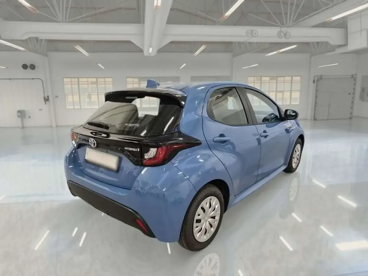 Usata Toyota Yaris Hybrid Business Edition 92 CV (67 kW) 2021 Blu Berlina