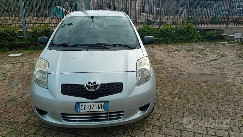 Grigio Usata 2008 Toyota Yaris Sol Tre volumi | 3800 € (Buon prezzo) - Immagine 1/4