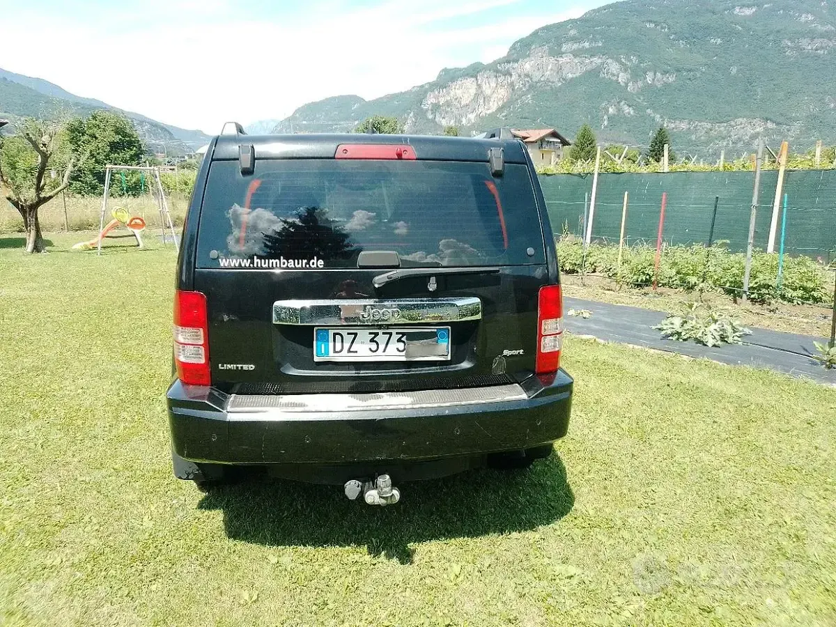 Usata Jeep Cherokee 177 CV (130 kW) 2009 Nero SUV
