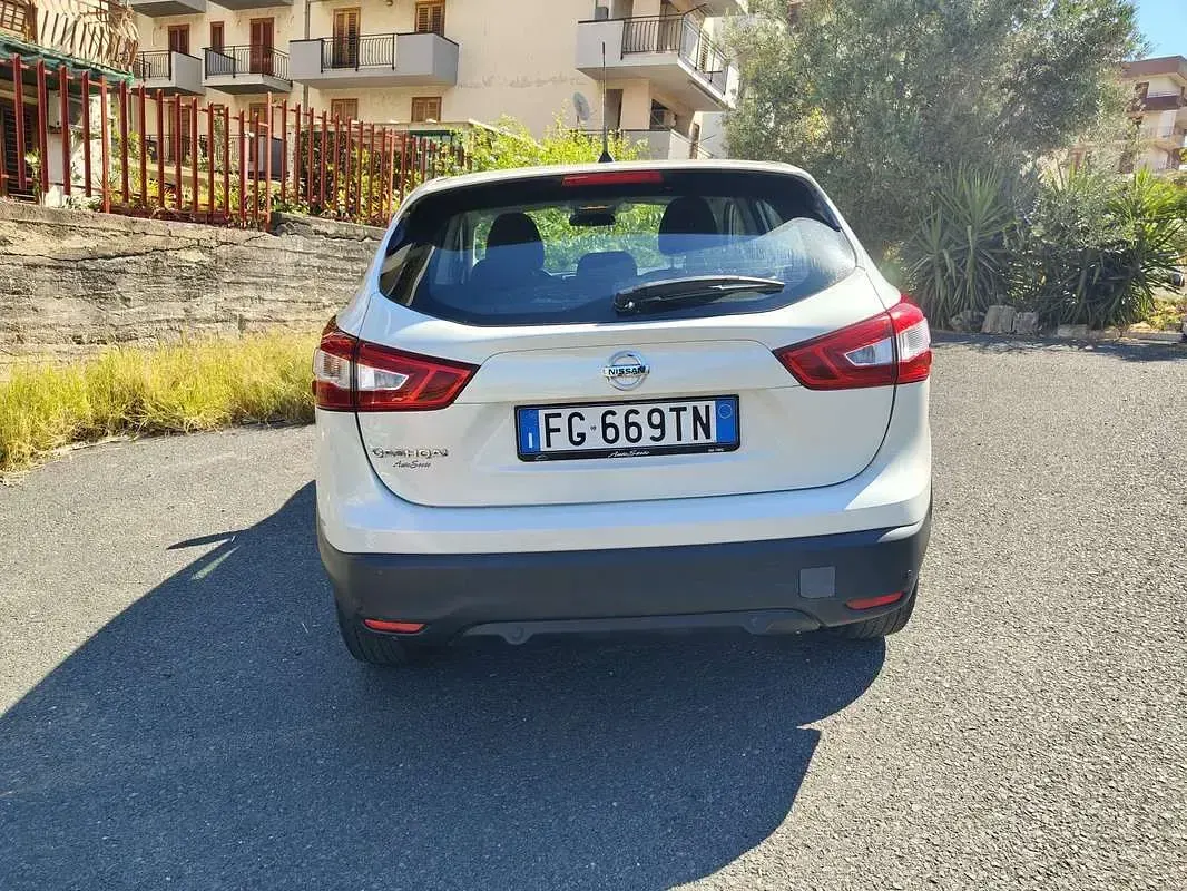 Usata Nissan Qashqai Acenta 110 CV (80 kW) 2016 Bianco SUV