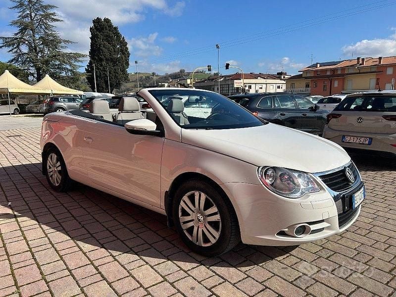Usata VW Eos 140 CV (102 kW) 2010 Bianco Cabrio