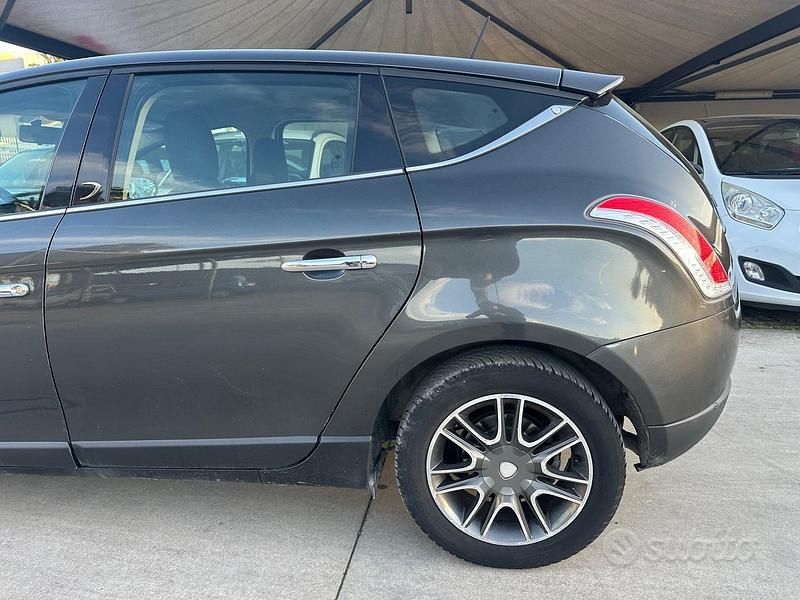 Usata Lancia Delta 120 CV (88 kW) 2011 Grigio Utilitaria