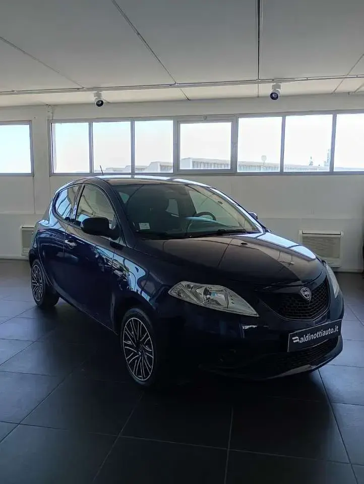 Usata Lancia Ypsilon Gold 69 CV (50 kW) 2018 Blu/azzurro Utilitaria