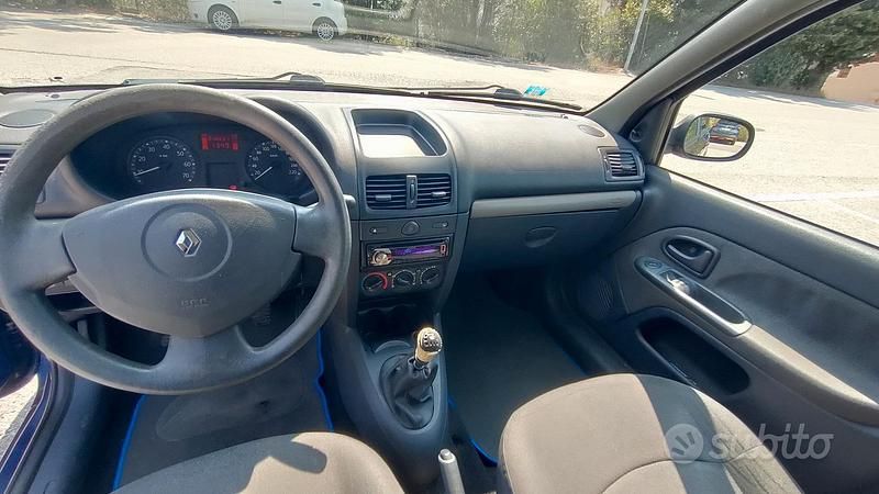Blu Usata 2004 Renault Clio II Tre volumi | 900 € (Buon prezzo) - Immagine 1/4