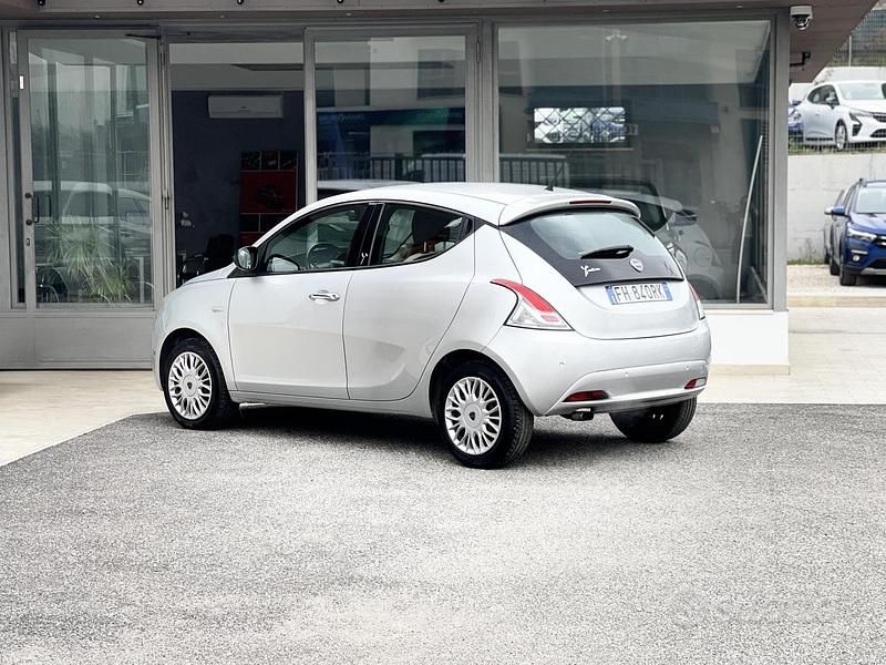 Usata Lancia Ypsilon 69 CV (50 kW) 2017 Grigio Utilitaria