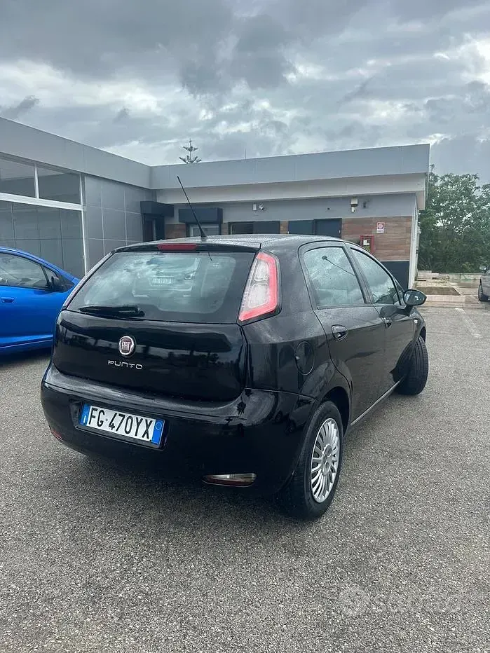 Usata Fiat Punto Lounge 69 CV (50 kW) 2012 Nero Utilitaria