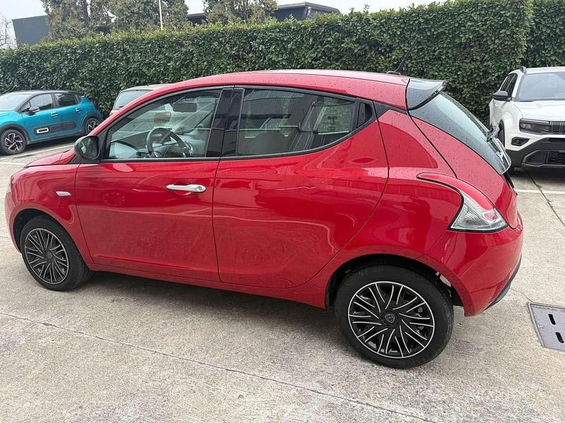 Usata Lancia Ypsilon Gold 69 CV (50 kW) 2023 Rosso Utilitaria