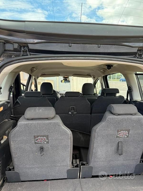 Usata Peugeot 5008 Active 115 CV (84 kW) 2013 Nero Monovolume