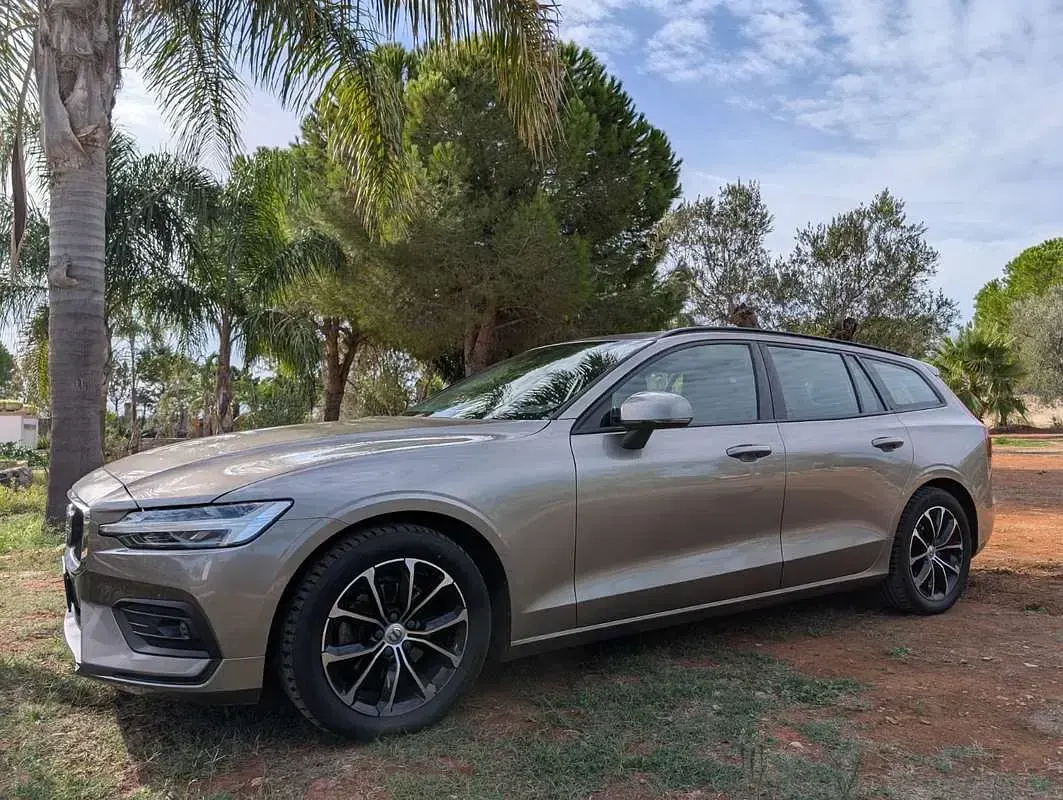 Usata Volvo V60 Momentum 150 CV (110 kW) 2019 Station wagon
