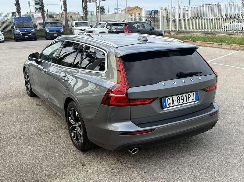 Usata Volvo V60 Momentum 190 CV (139 kW) 2020 Grigio Station wagon