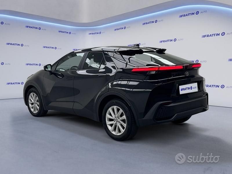 Second-hand Toyota C-HR Active 193 CP (141 kW) 2024 Negru SUV