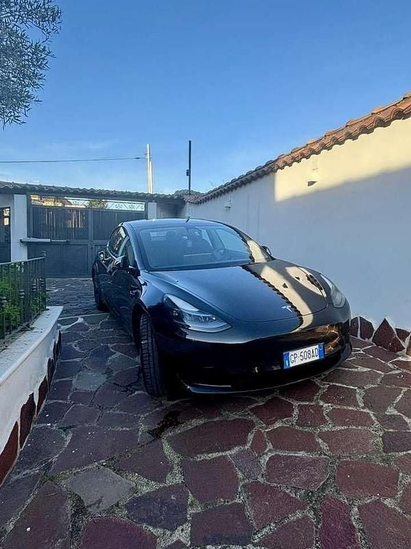 Nero Usata 2023 Tesla Model 3 Standard Range Berlina | 27.900 € (Buon prezzo) - Immagine 1/4
