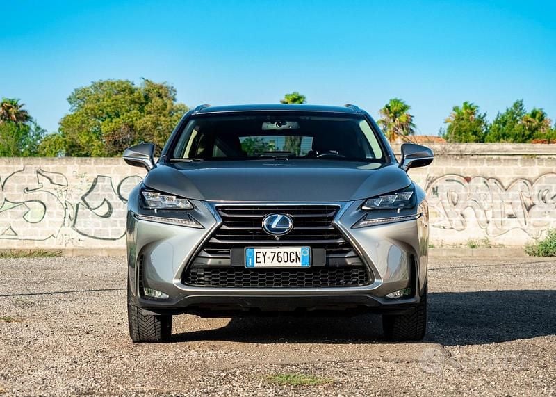 Usata Lexus NX300h Luxury Line 197 CV (144 kW) 2015 Argento SUV