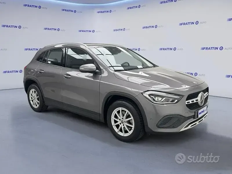 Gebraucht Mercedes GLA200 Business 163 PS (119 kW) 2022 Grau SUV
