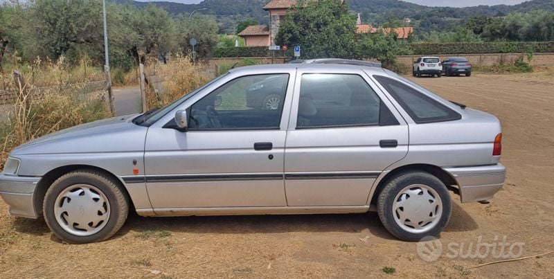 Usata Ford Escort Ghia 73 CV (53 kW) 1993 Grigio Berlina