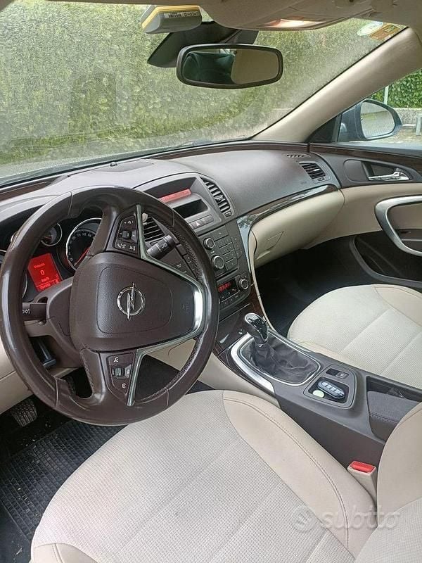 Usata Opel Insignia 136 CV (100 kW) 2011 Marrone Berlina
