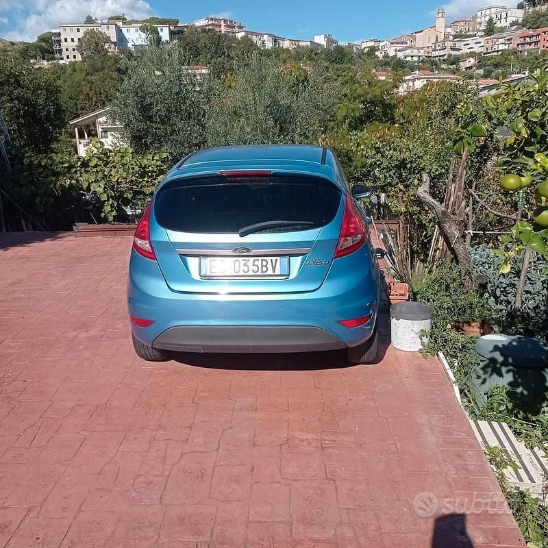 Usata Ford Fiesta Titanium 96 CV (70 kW) 2010 Blu Berlina