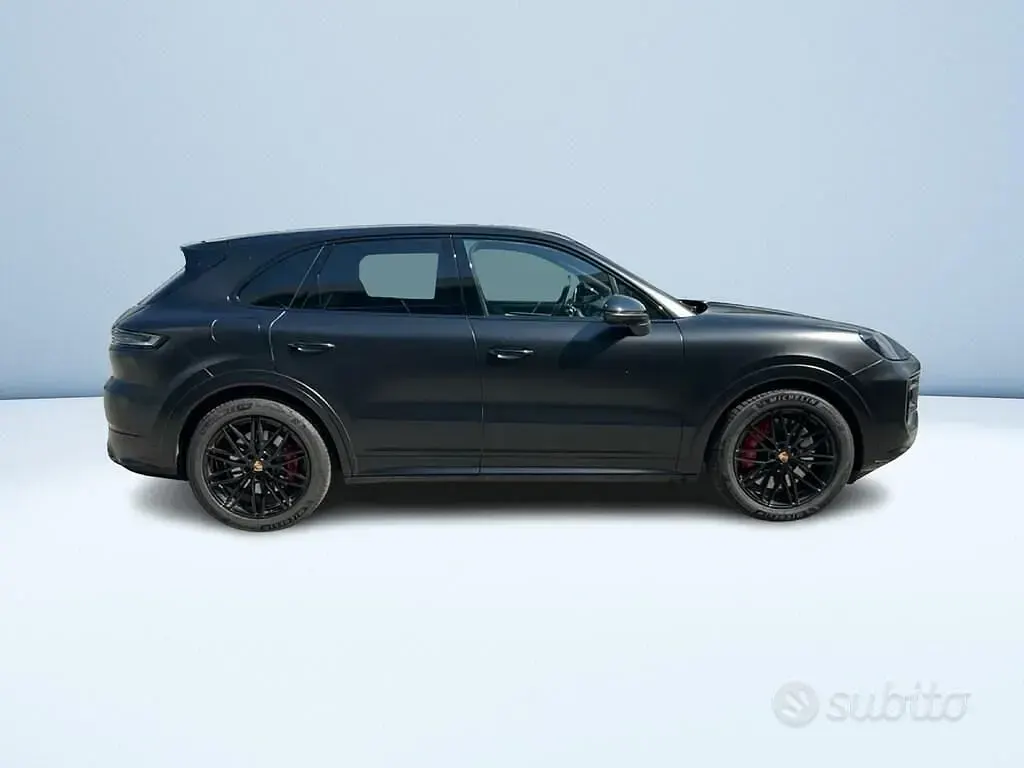 Usata Porsche Cayenne 353 CV (259 kW) 2024 Nero metallizzato SUV