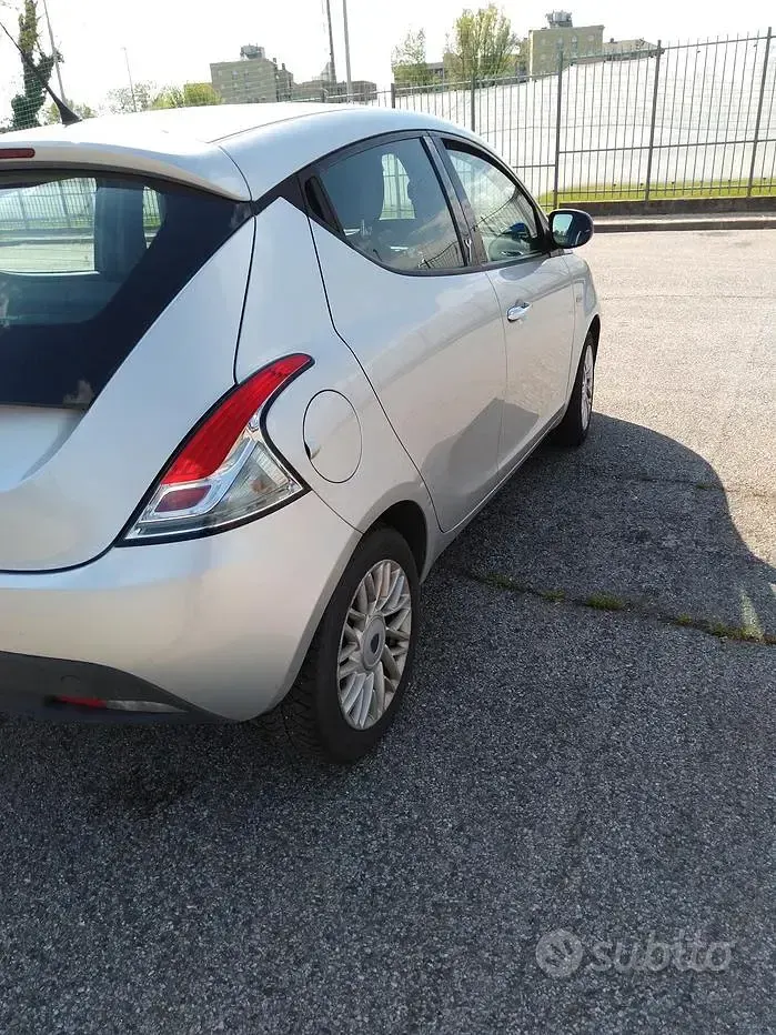 Gebraucht Lancia Ypsilon 69 PS (50 kW) 2013 Grau Kleinwagen