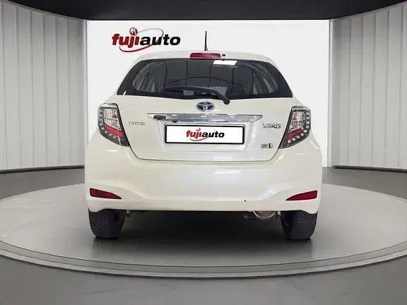 Second-hand Toyota Yaris Hybrid Lounge+ 101 CP (74 kW) 2013 Alb Berlinǎ