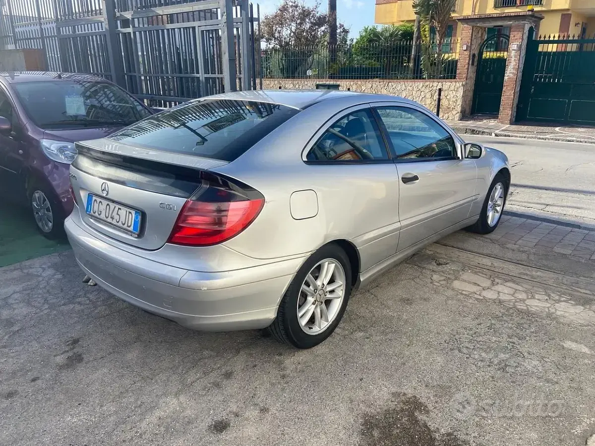 Begagnad Mercedes C220 Classic 143 HK (105 kW) 2003 Grå Sedan