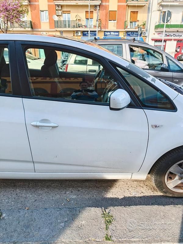 Usata Kia Venga 77 CV (56 kW) 2013 Bianco Utilitaria