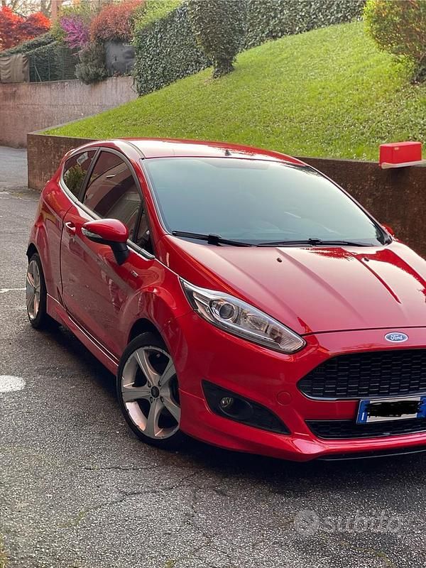 Usata Ford Fiesta ST-Line 95 CV (69 kW) 2016 Rosso Utilitaria