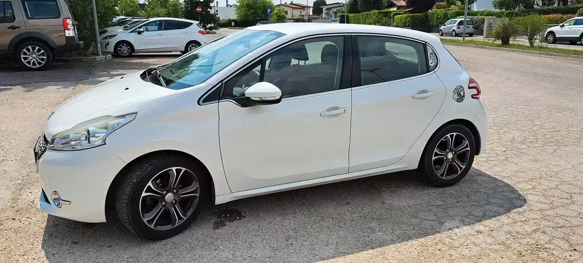 Usata Peugeot 208 Allure 82 CV (60 kW) 2013 Bianco Utilitaria