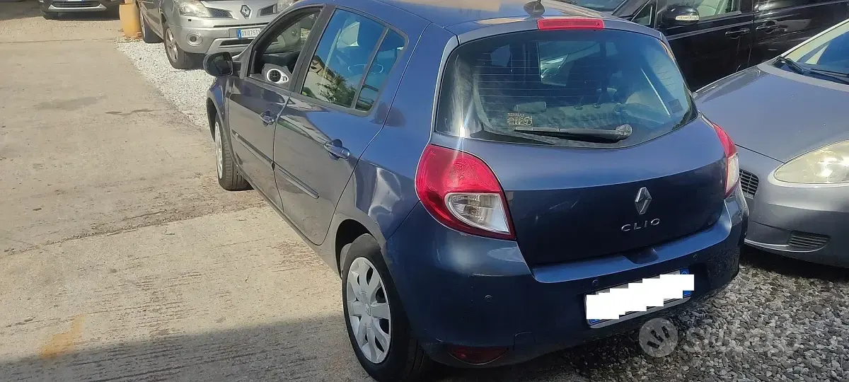 Usado Renault Clio II 75 CV (55 kW) 2010 Gris Berlina